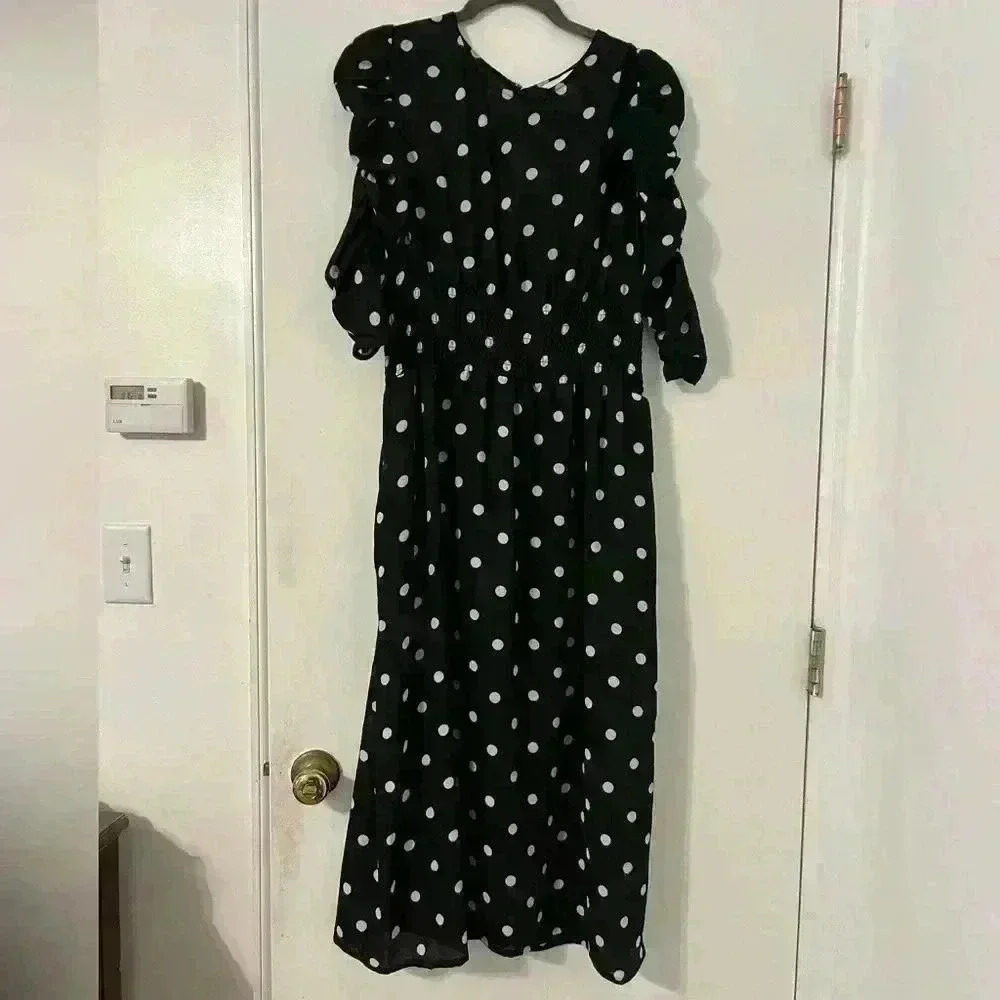 Fun polka dot dress with unique sleeves. SIZE 14 (E108)